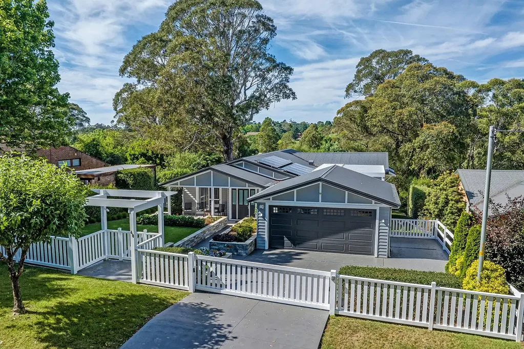 Bundanoon 4 Slaapkamer Two storey masterpiece with internal lift
