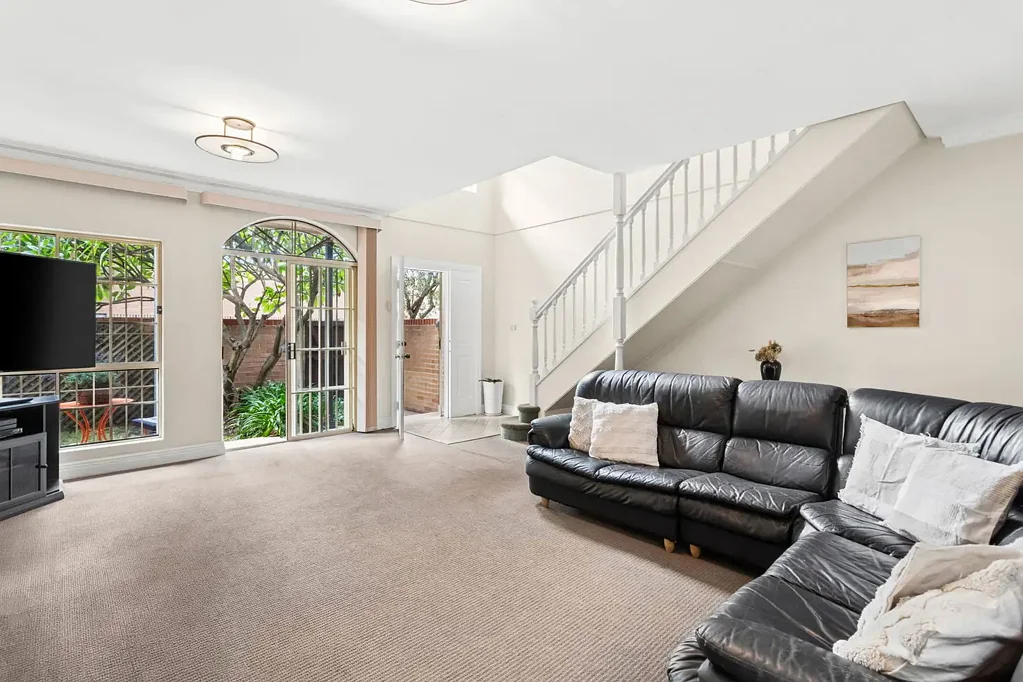 Rosebery 4房 宜家家庭住宅 双层布局 现代燃气厨房 四卧四卫 步行可达商圈 Effortless Family Living with Rear Lane Access