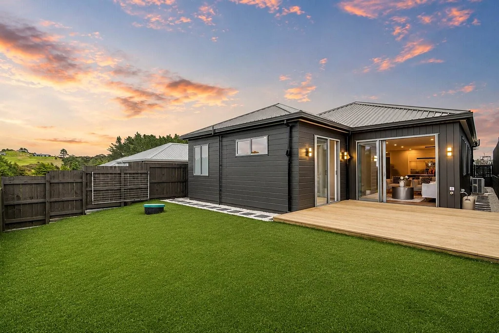Orewa 4房  Affordable One-level Gem with Two Masters