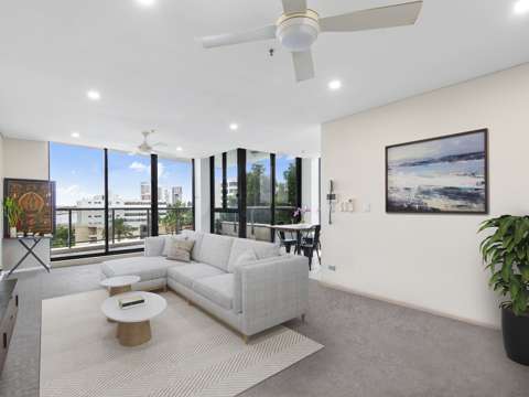 Southport 2 Bedroom Exceptionally Rare Apartment - This Won't Last!