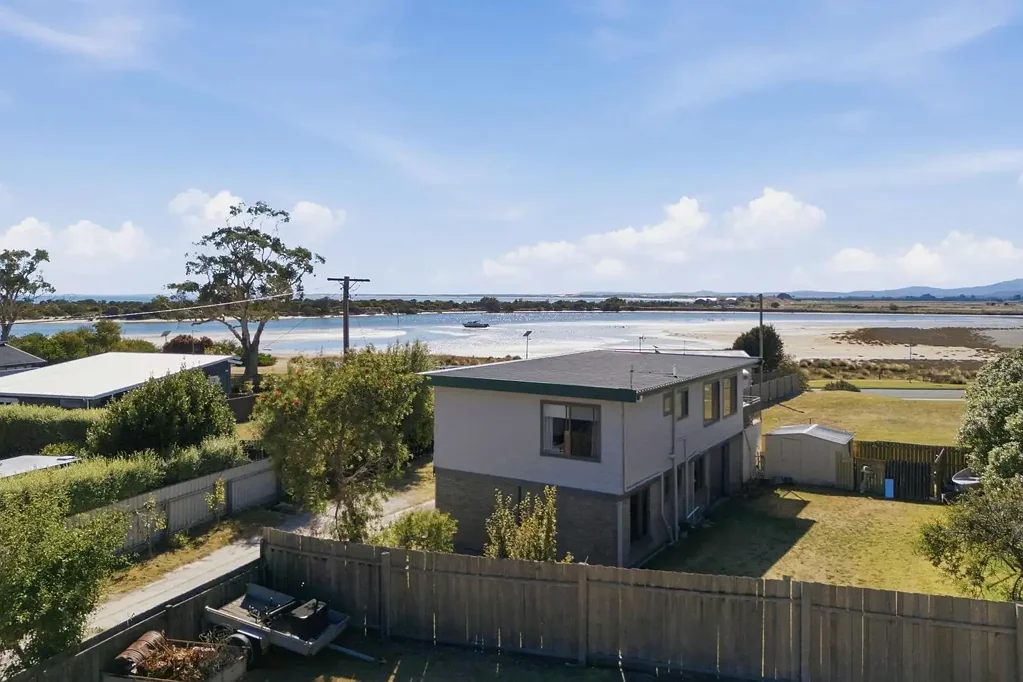 Bridport 5房  Uninterrupted Channel Views – Flexible Coastal Living