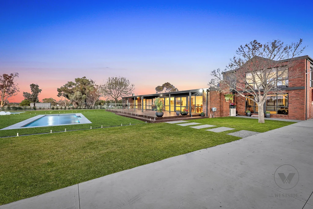 Little River Exquisite Lifestyle Retreat on 10 Acres with Breathtaking Views!