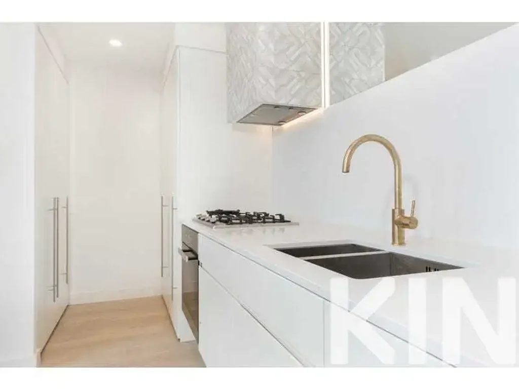SPACIOUS ONE BEDROOM APARTMENT WITH CITY VIEWS