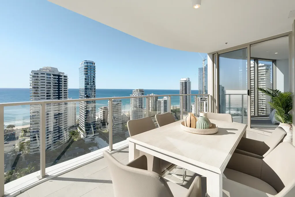 Main Beach 3 Slaapkamer 3 Bedroom Plus Media Room Opportunity - Will Be Sold!