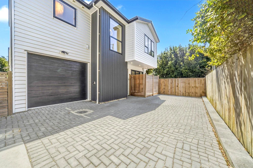Massey 4Zimmer Corner Home! Extra Parking & Room for Everyone!