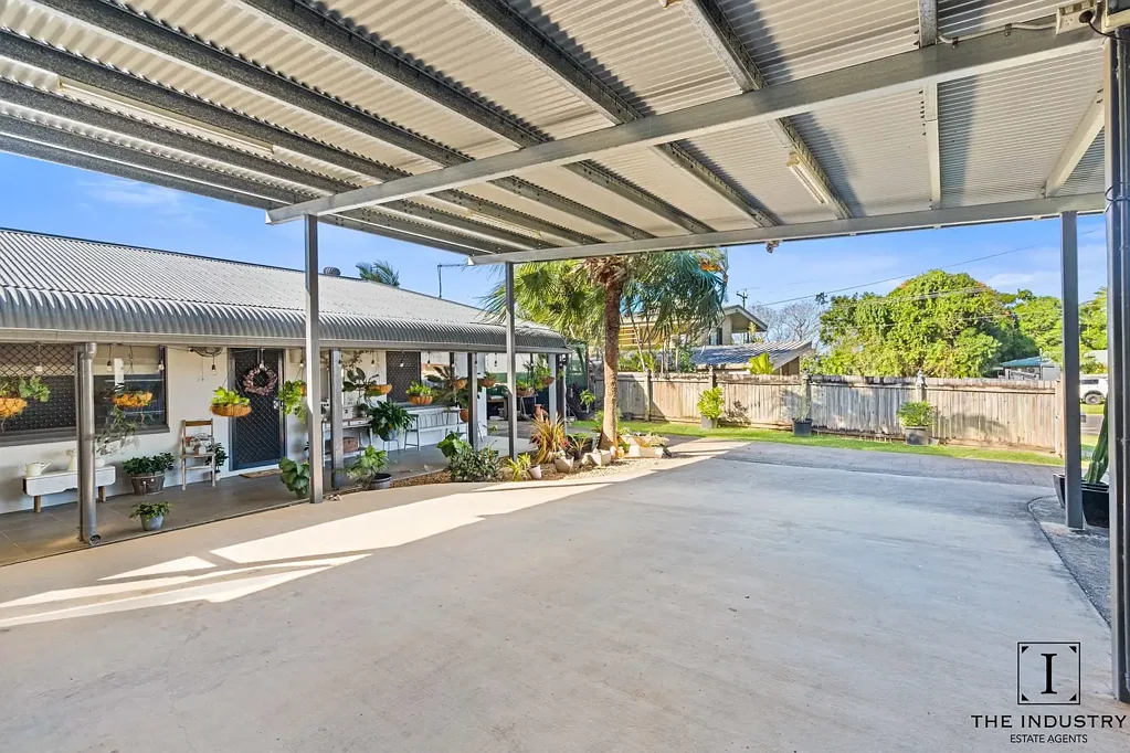 Smithfield 3房  Tradie's Haven - Secure Space, Big Block & Endless Potential