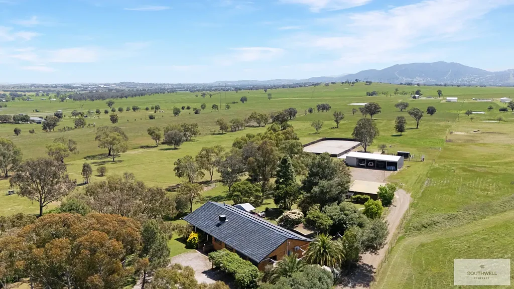 Tamworth Tranquil Rural Retreat with Family Home, Shed & Equine Setup