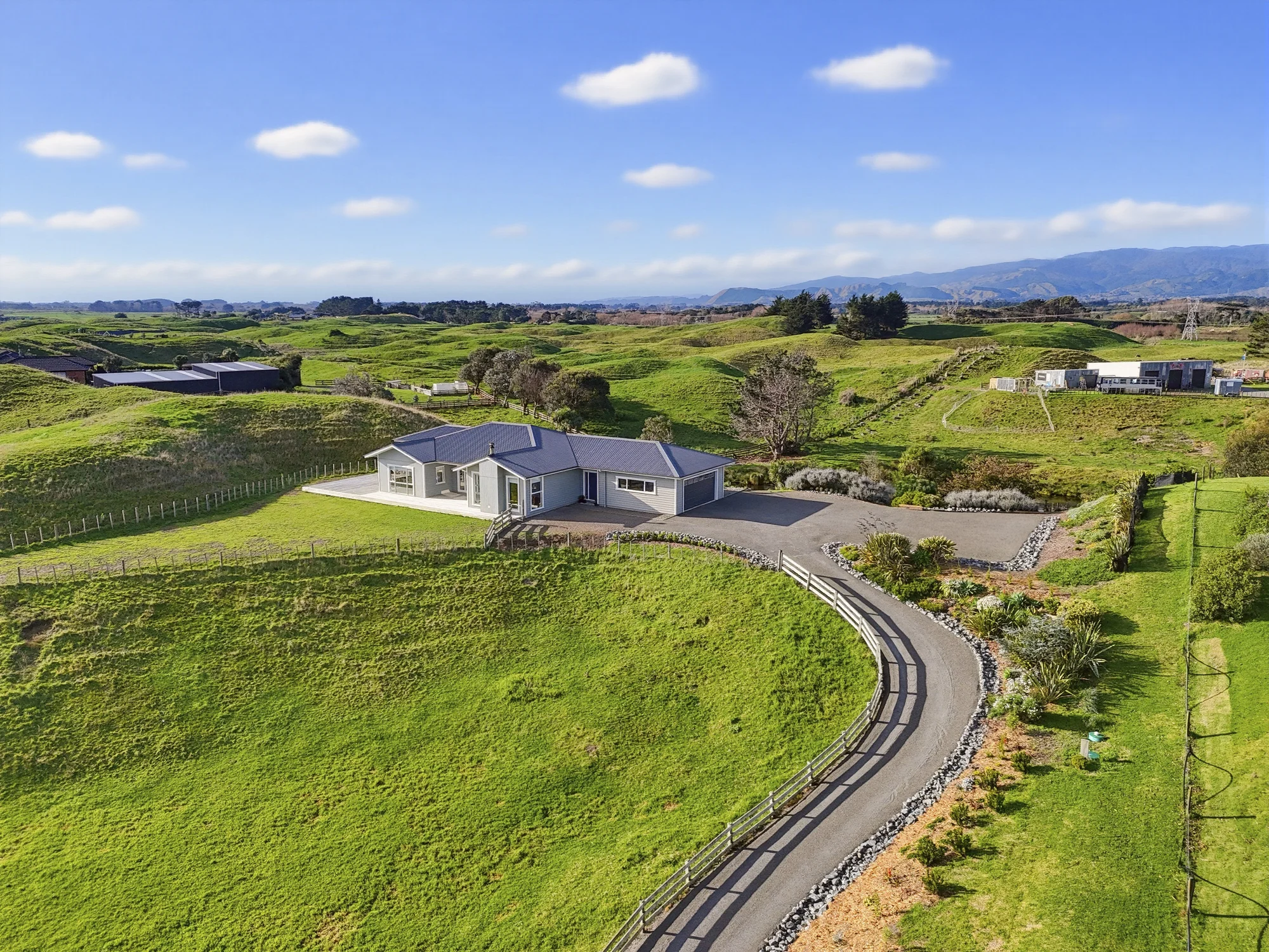 Te Horo 4Kwarto Modern comfort meets lifestyle serenity