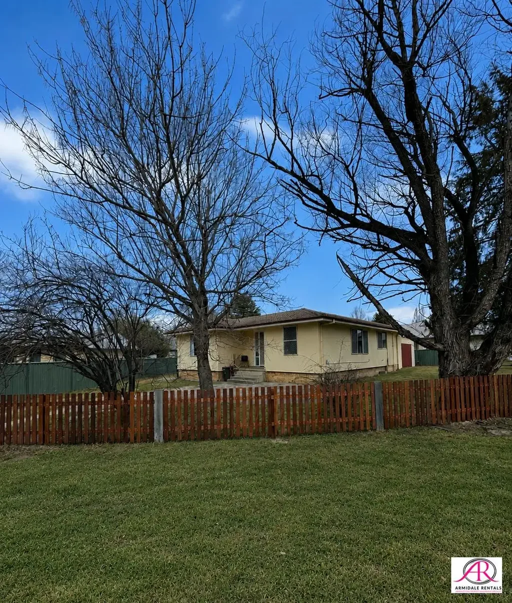 SHARE  house close to UNE - INC WATER, ELECT, INTERNET.