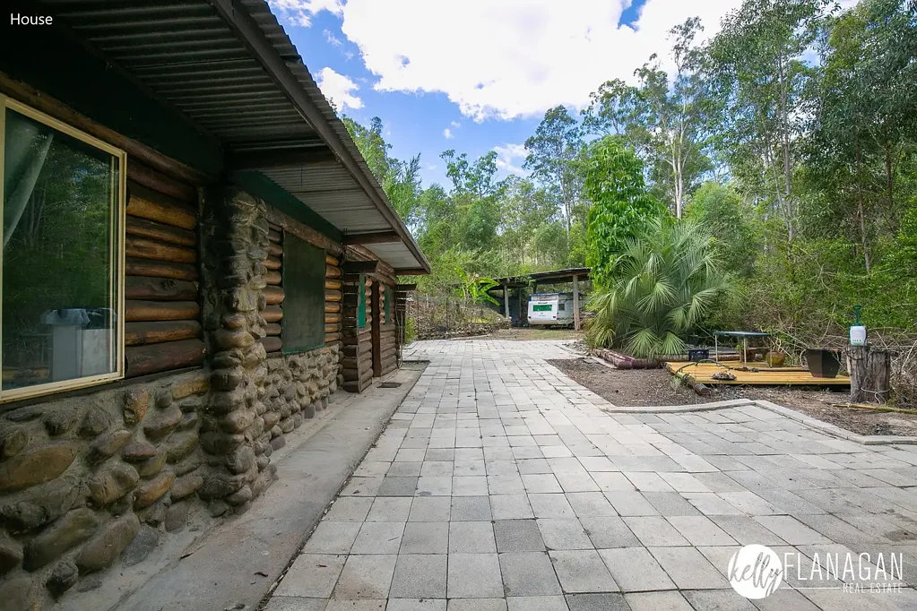 Mungay Creek  Three Homes + Endless Free Pristine Artesian Water + 7Minutes To Village – 8.09Ha. (20Ac)