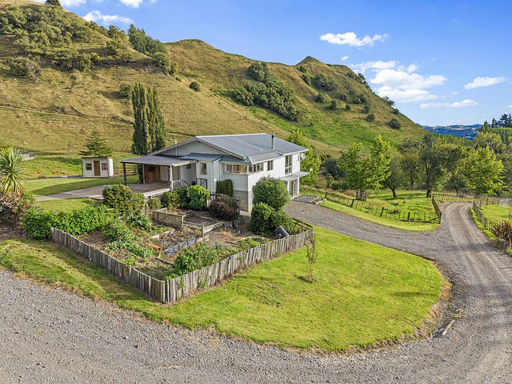 Taihape and Surrounds Three bedrooms, deck, views, and shedding on 2.2ha