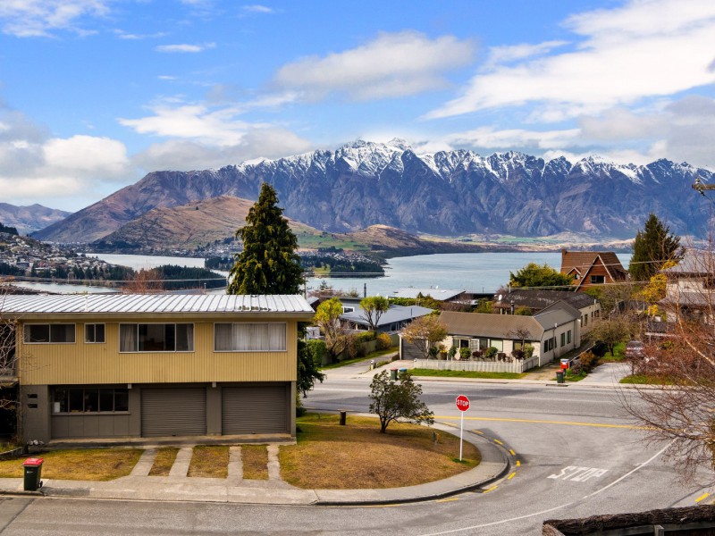 6 Wynyard Crescent, Fernhill/Sunshine Bay, Queenstown Lakes, 8 રૂમ, 2 બાથરૂમ