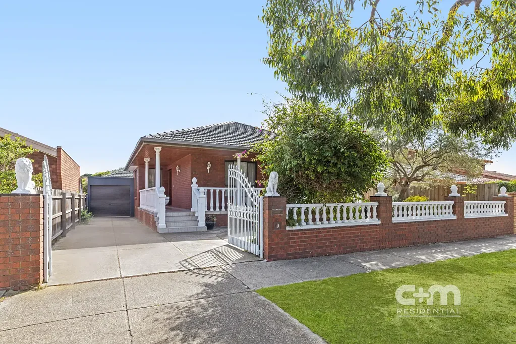 Pascoe Vale 4Phòng ngủ Timeless Family Living on a Generous Block!
