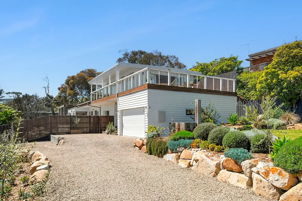 Mccrae 4房 Tassie Oak地板 精美木饰 优雅装潢 海湾美景 充足阳光 私人花园 双车库 Gorgeous home with bay outlook