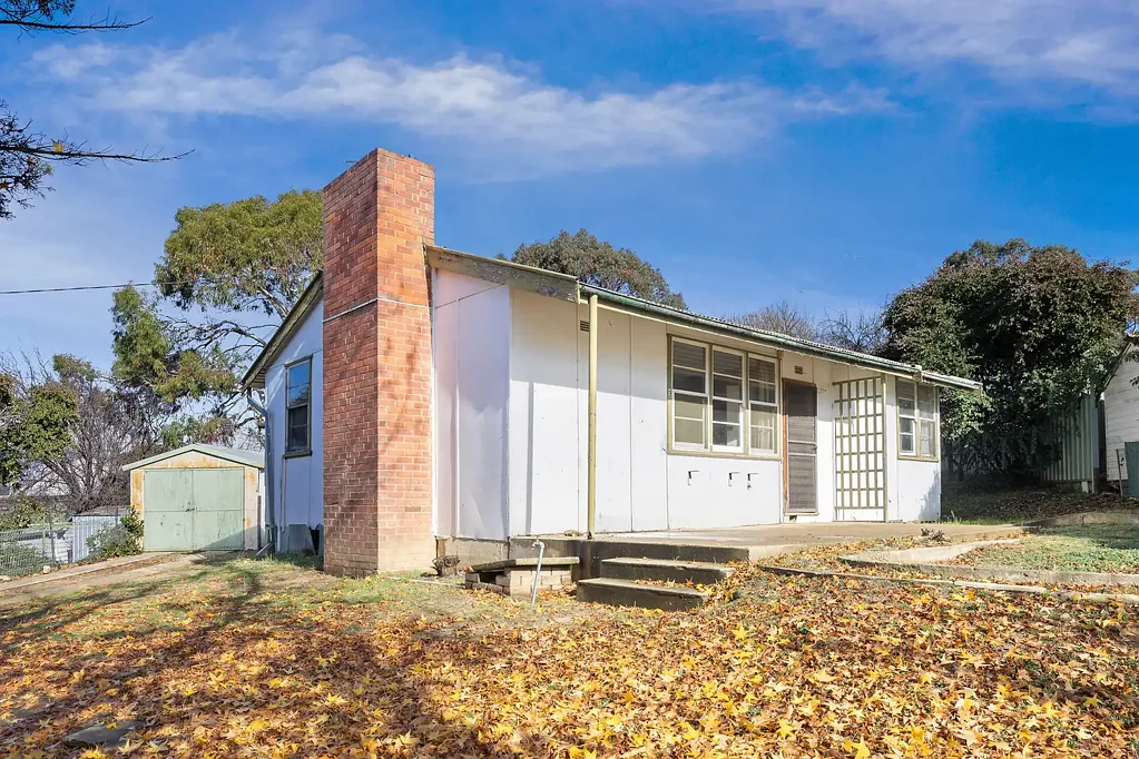 Cooma 2房  Original Cottage Packed with Potential Close to Schools