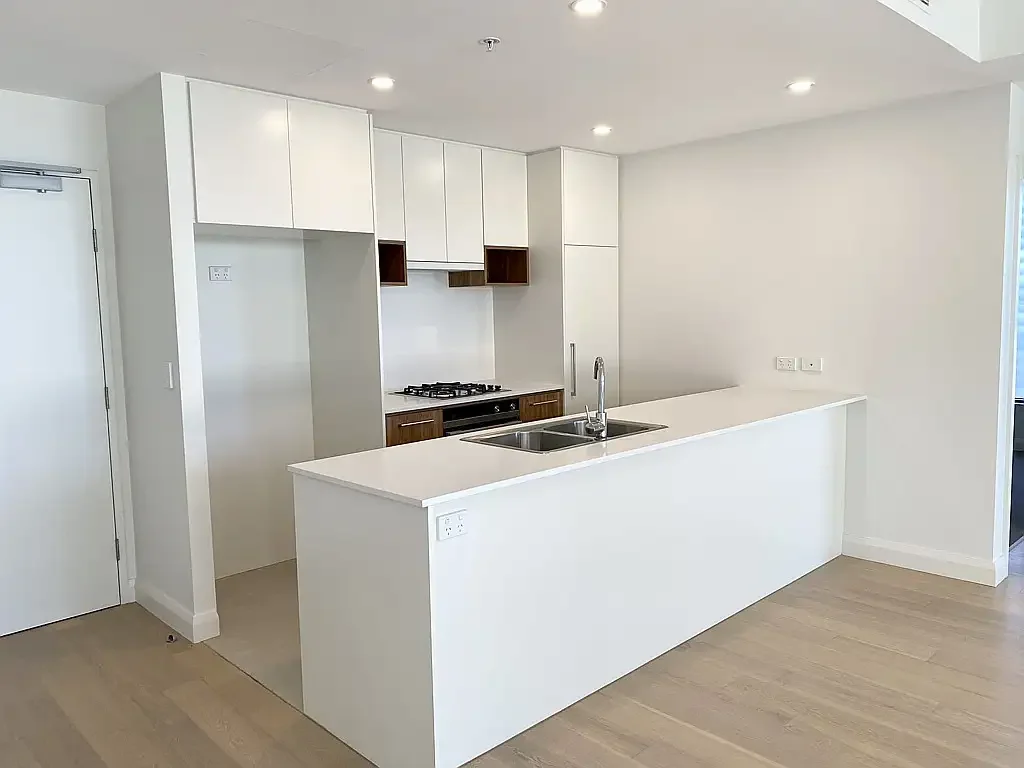 Spacious Near NEW Luxury 3 Bedrooms Apartment in Granville Place