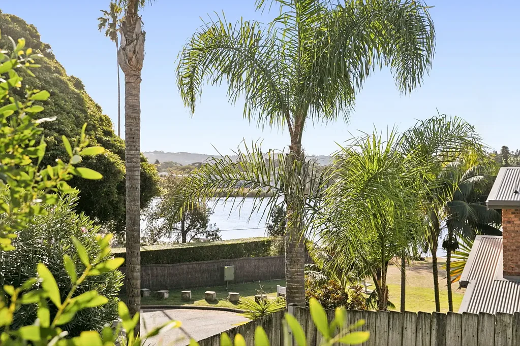 Narrabeen 4房 Narrabeen湖畔美景 靠近海滩与B-Line公交 商店餐饮触手可及 Exciting Potential on a Rare Waterside Parcel