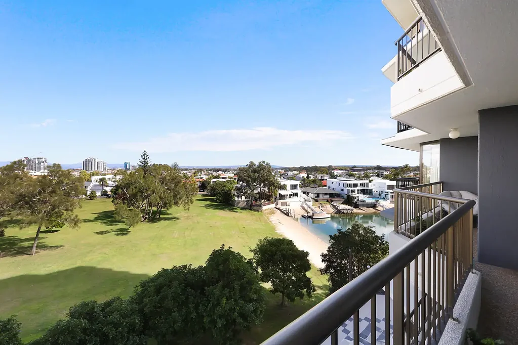 Surfers Paradise 3房  Oversized Sunlit Living with Sweeping Park Views