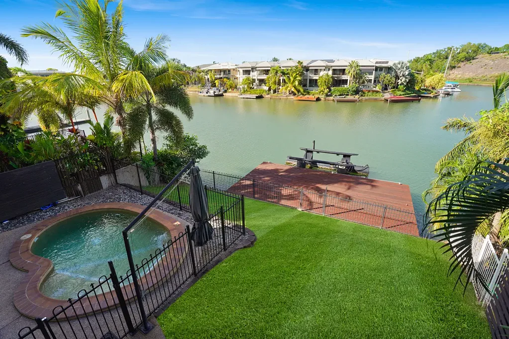 Bayview 4房  Executive marina-front home with private berth and pool!