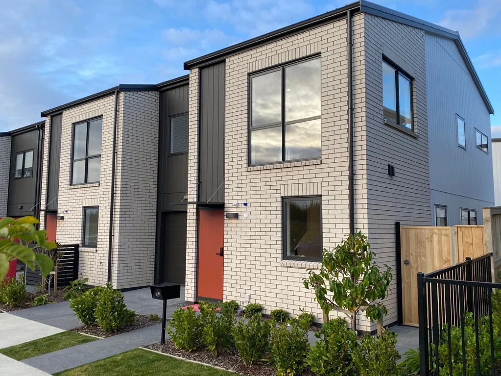 Flat Bush 3Zimmer Park-View Corner Home with Space & Quality