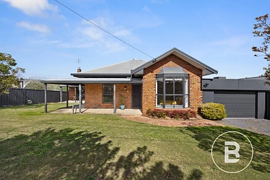 Stawell 4房  Spacious Four Bedroom Brick Home in Convenient Location