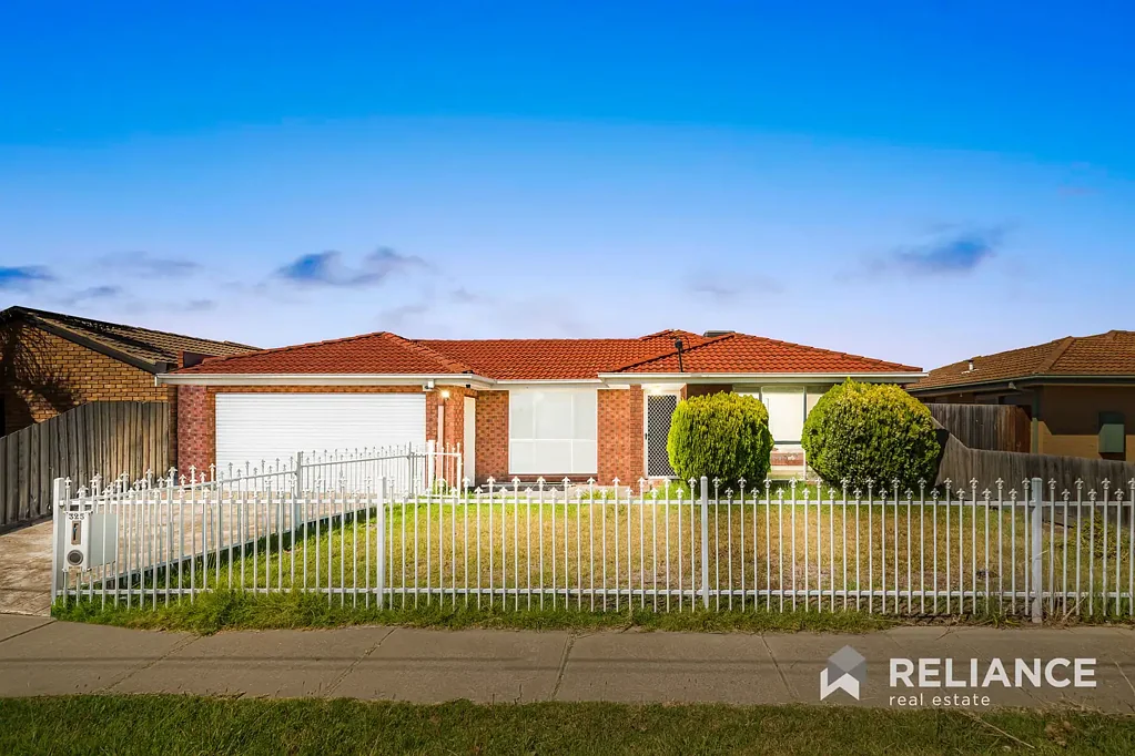 Werribee 4Phòng ngủ Combining style, space, and an unbeatable location, this is an outstanding opportunity to secure a quality home in a highly sought-after area.