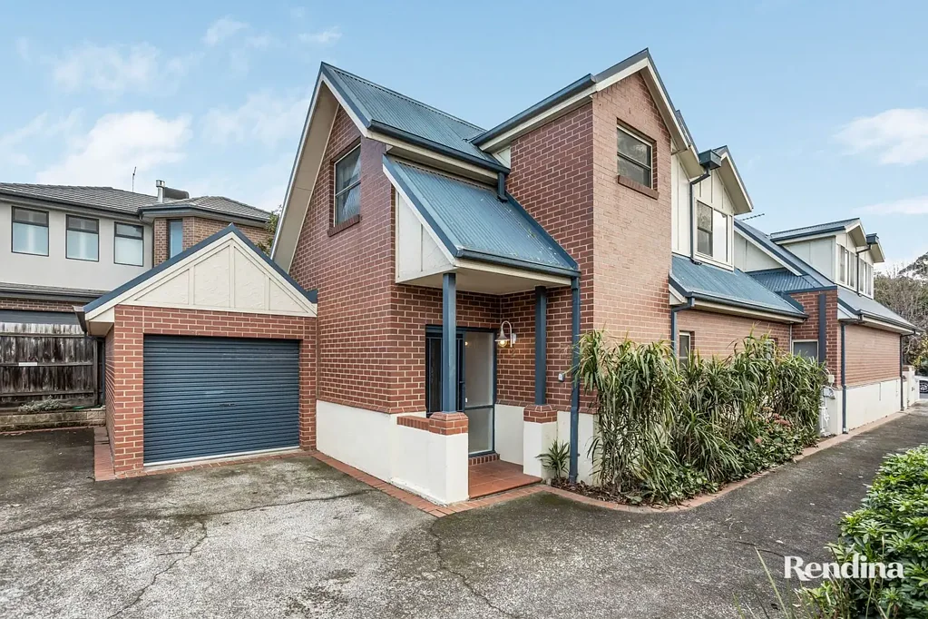 Moonee Ponds 2房 精品建筑群 私密庭院 高品质电器 楼上卧室 双向浴室 管道供暖 锁车库 近好学校 Spacious Easy-Care Living