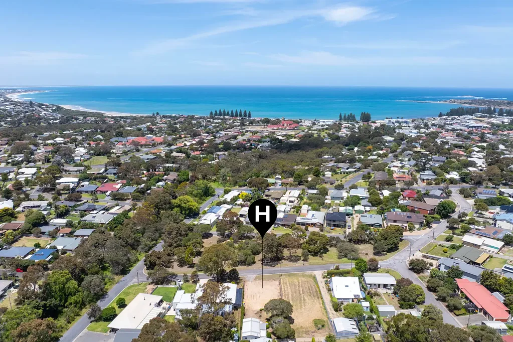 Victor Harbor Superb allotment overlooking Young Reserve