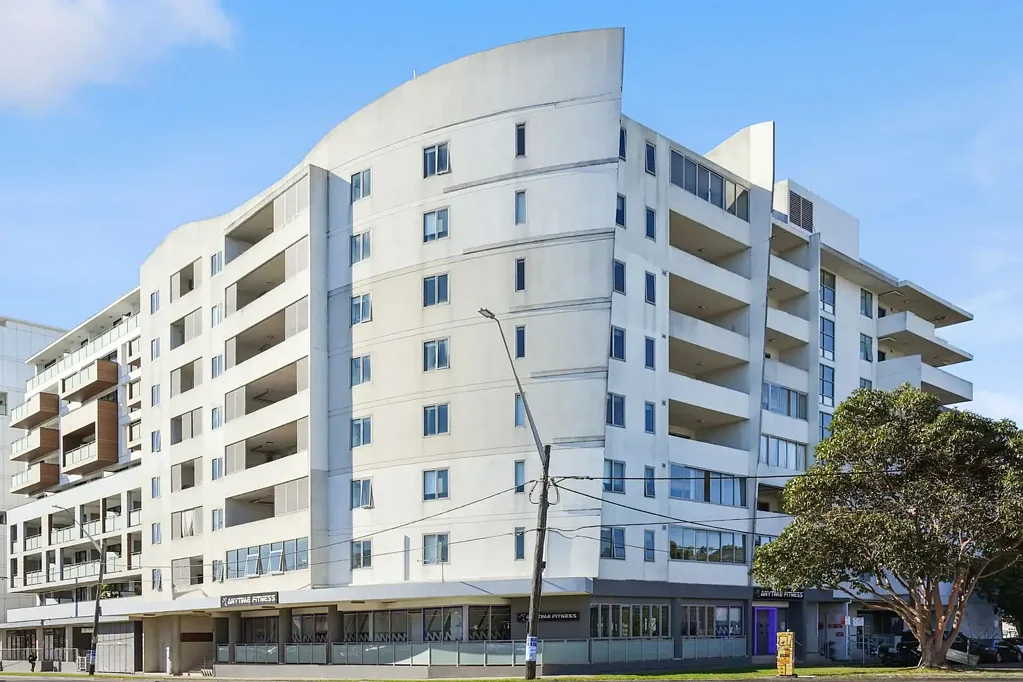 Wolli Creek 1房 宽敞主卧带步入式衣帽间 开放式起居充满自然光 专用书房适合居家办公 现代厨房不锈钢电器 安全车位便利洗衣房 Prime Wolli Creek Location- One-Bedroom Apartment with Study & Internal Storage