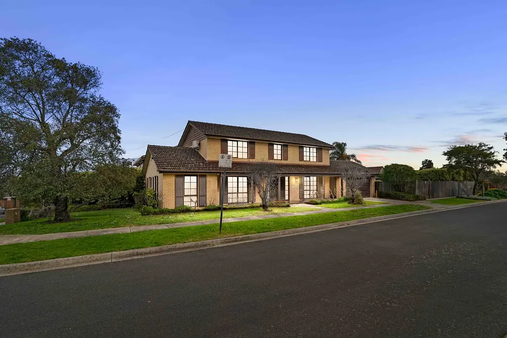 Mount Waverley 4房 位于备受推崇的学区内，占地 785 平方米的地标性家庭机会 A Landmark Family Opportunity on 785m² in Prized School Zones