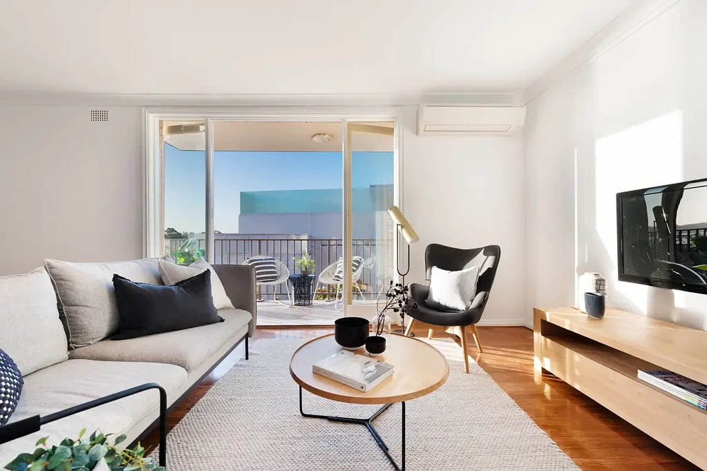 Fresh apartment with sparkling bay views