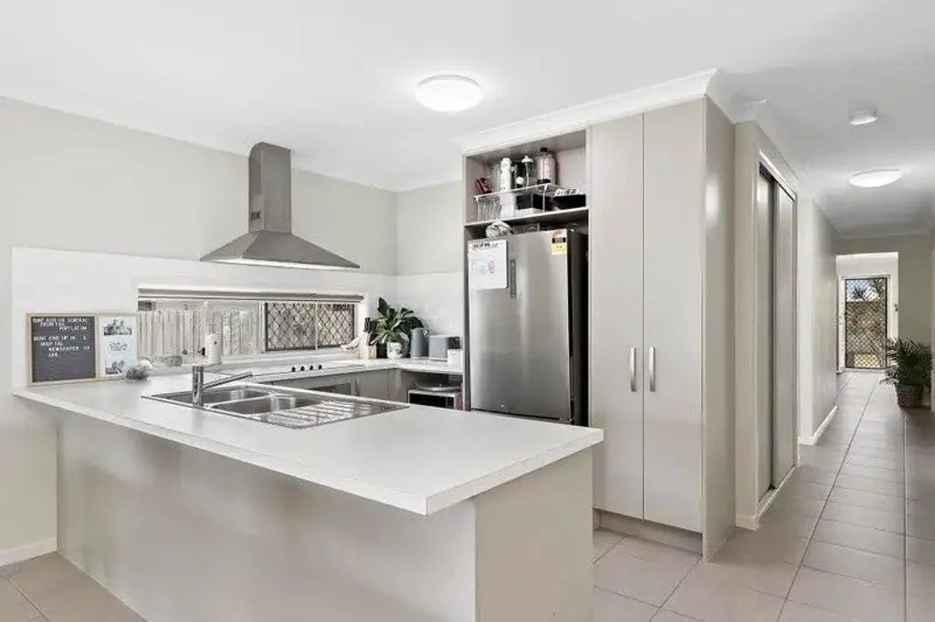 Spacious 4 bedroom home in quiet estate
