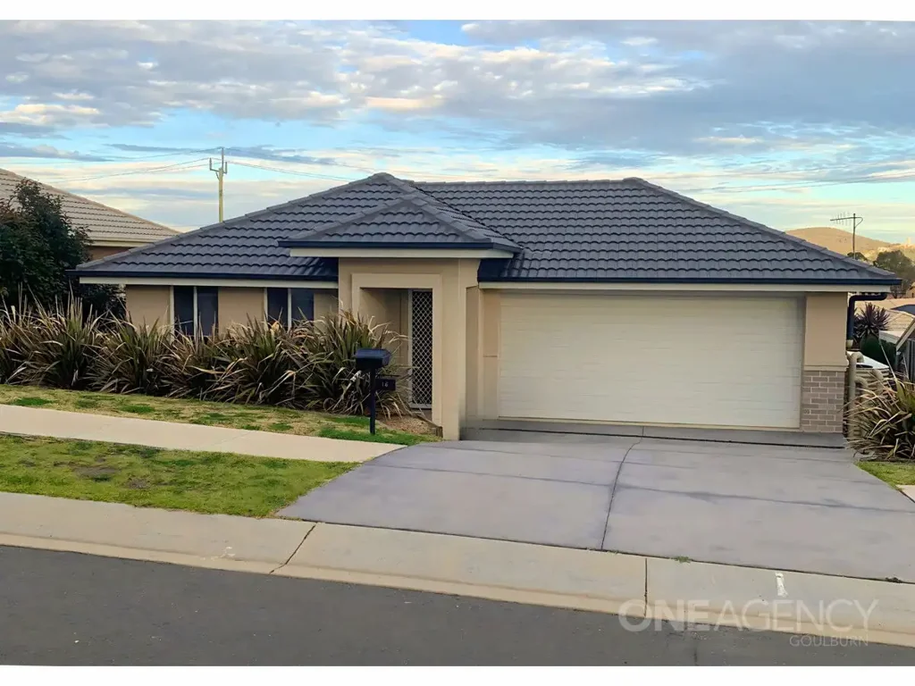 Goulburn 4 Bedroom Spacious Modern Split-Level Home Perfect for Family Living