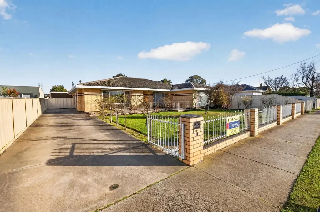 Maffra 4房  Centrally located brick veneer home