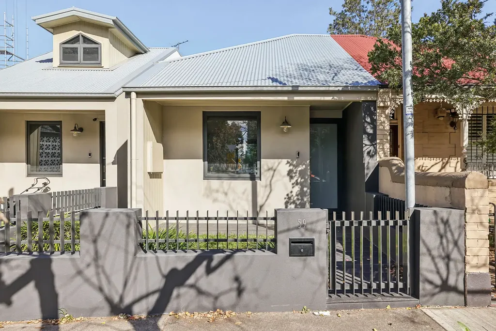 Renovated 4-bed house & garage close to Green Square