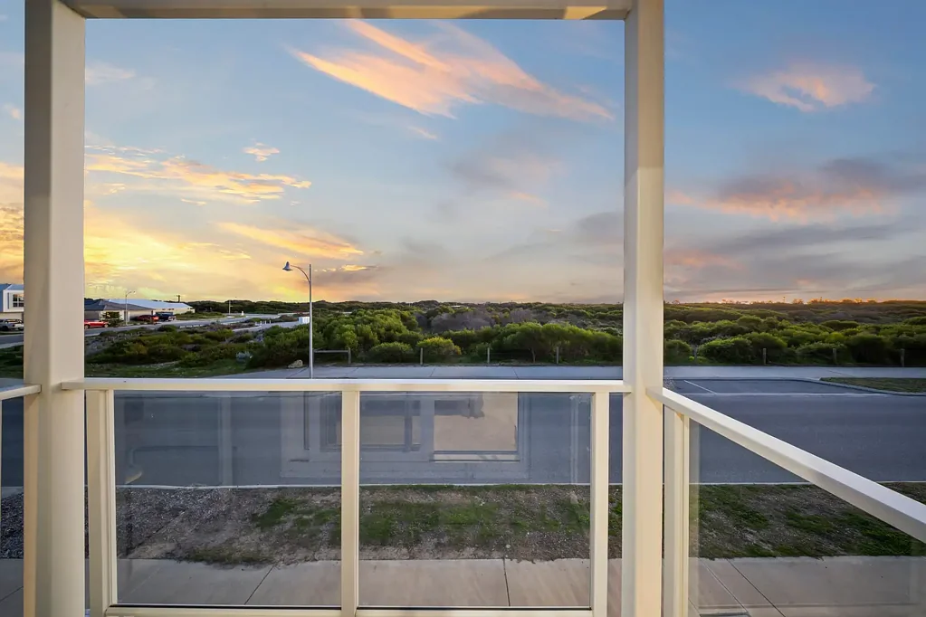 Golden Bay 4Phòng ngủ Where luxury meets the ocean - a front-row seat to coastal living.