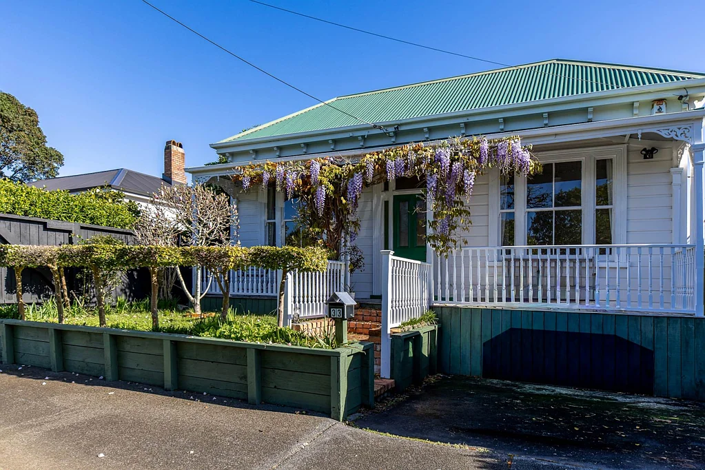 Charming 3-bedroom home with gas, off-street p...