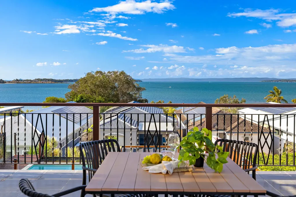 Redland Bay 4房 高地水景奢居 506㎡低维护地 开放式布局 石材台面厨房 双车库泳池 邻近公园商圈 WATER VIEWS, GOLF COURSE & ONE INCREDIBLE LOCATION!