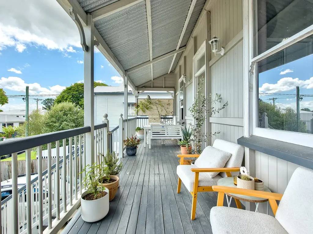 Wavell Heights 3房 Cottage魅力翻新 506sqm宽绰地块 主卧带套间 现代厨房便利生活 社区友好近优校 RENOVATED CHARACTER FILLED COTTAGE