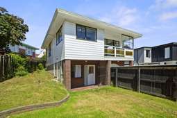 32 Collins Avenue, Tawa