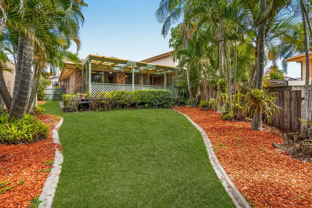Labrador 3房  Lifestyle, Location and Space with the Largest Yard in the Complex!