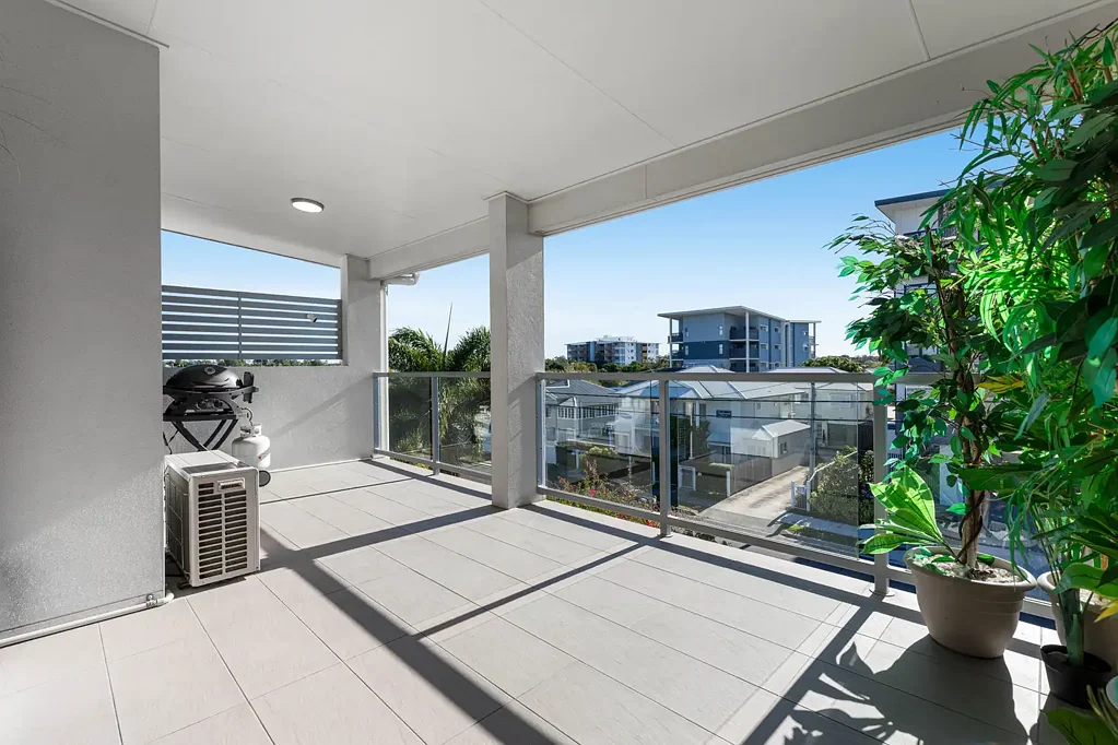Wynnum 2房 低密度仅9单元 开阔视野 空调全配 宽敞阳台 不锈钢电器 私人晾晒 主卧套间 轻松入住 地段优越 步行生活 MODERN TOP FLOOR APARTMENT