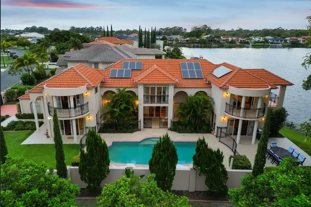 Clear Island Waters 4Zimmer Grand Waterfront Residence Situated in a Premiere Position