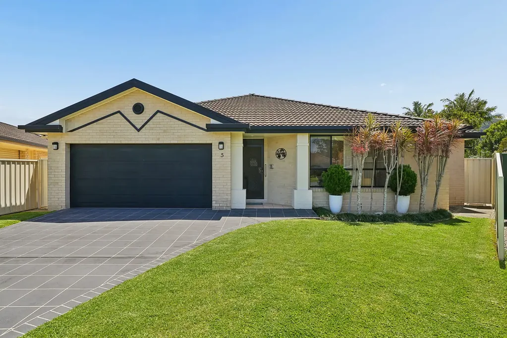 Coffs Harbour 4ਬੈੱਡਰੂਮ Immaculate, Spacious Living In A Quiet Cul-De-Sac