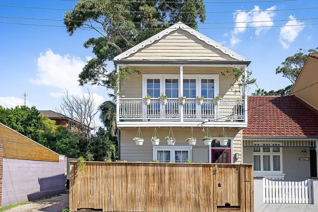 Balmain 3房 高位平坦地块 四卧灵活布局 街道存在感强 独立对外通道 后部路边停车 步行达Darling St 热门追捧位置 Elevated Position. Level Land. Flexible Living.