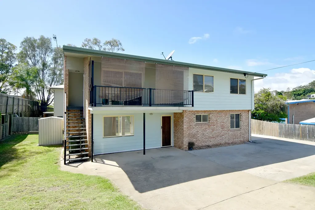 5 BEDROOMS AND VIRTUALLY 2 SEPARATE LIVING AREAS IN ONE!