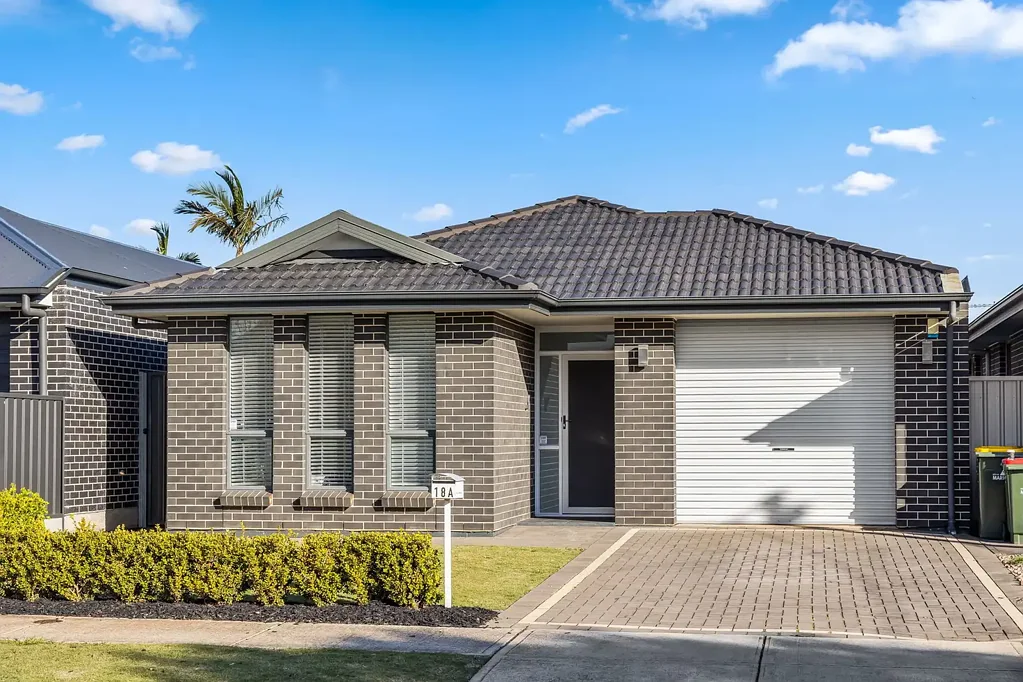South Plympton 4房  Feature-packed Family Living in the Heart of City & Sea.