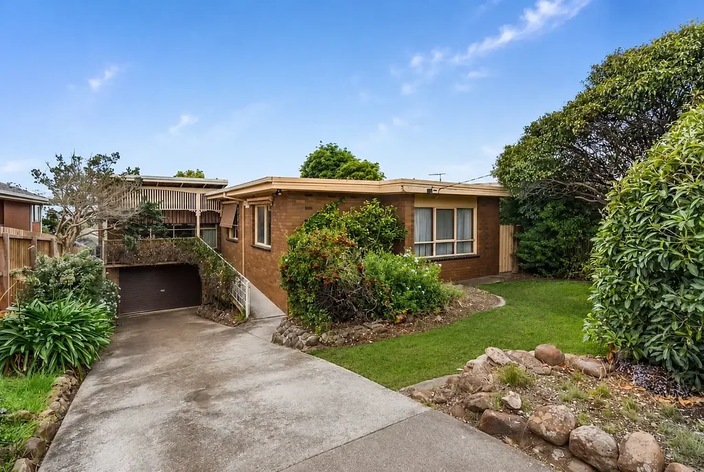 Hamlyn Heights 3房  Elevated Family Living with Sweeping Bay Views