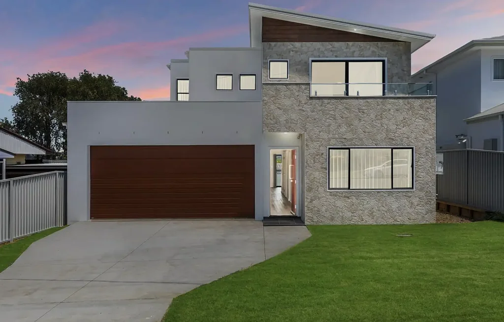 Huge Family home, Access to Lake 260m away