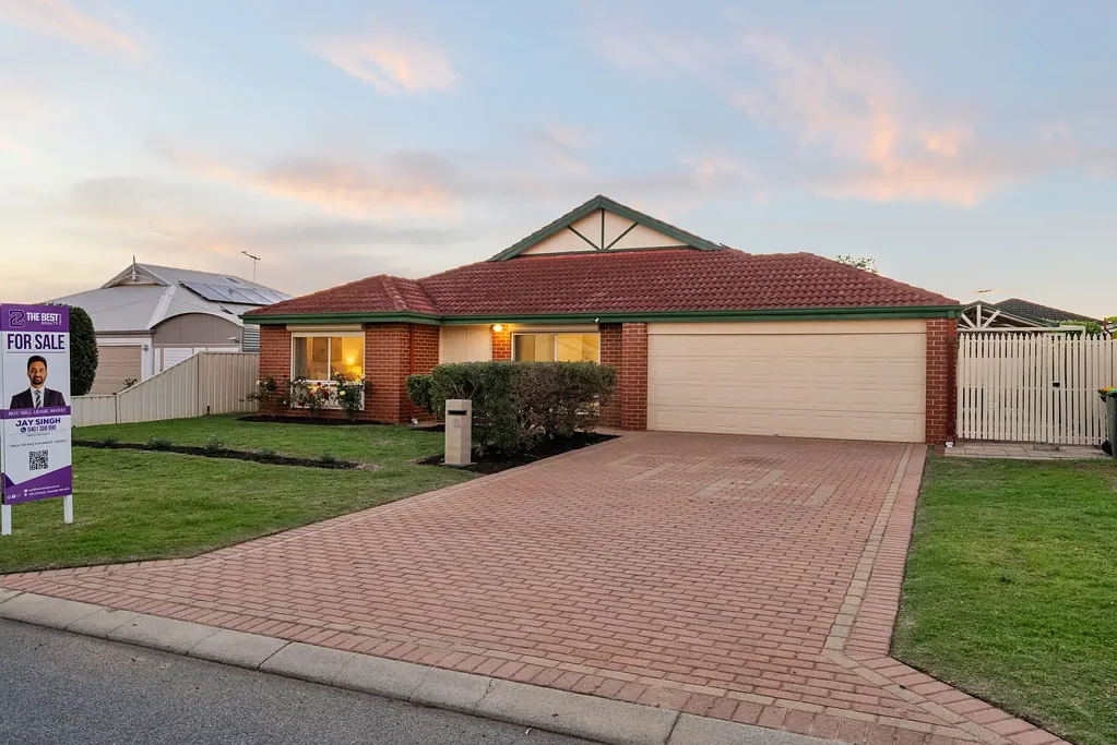 Wattle Grove 5房  Spacious Family Living - Freshly Updated & Steps from Award Winning Wattle Grove Primary